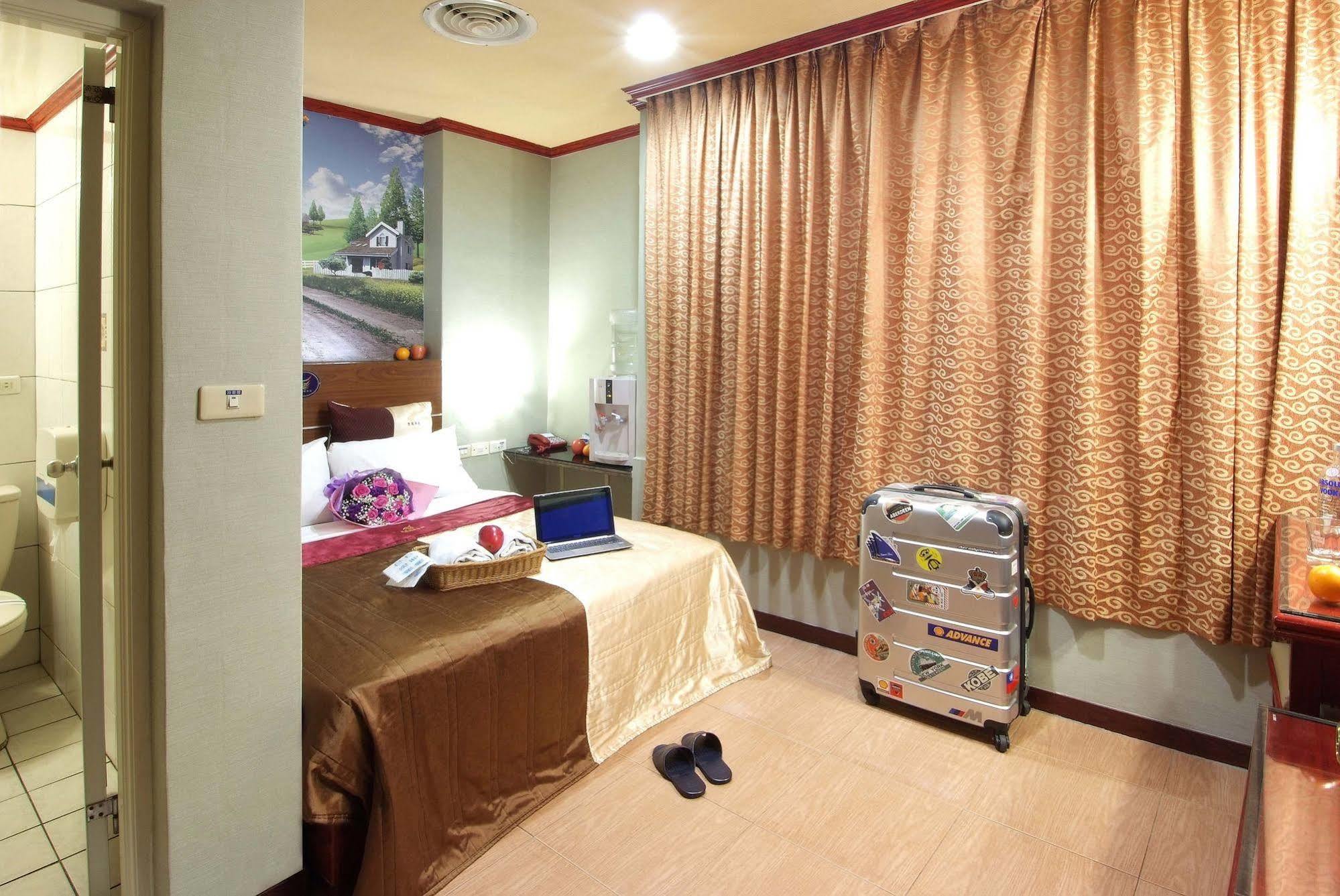 Golden Swallow Hotel Hszincsu Kültér fotó